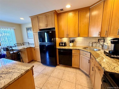 This stunning condo in the desirable Stanford Court offers two - photo 6