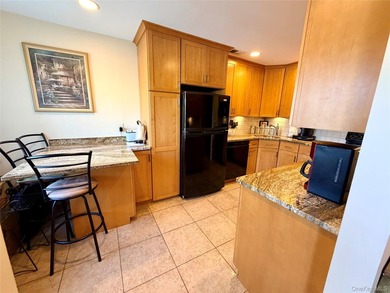 This stunning condo in the desirable Stanford Court offers two - photo 7