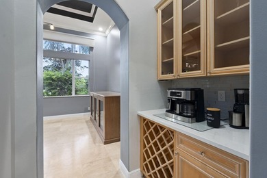 Welcome to this exquisite, move-in ready, custom-built courtyard - photo 14