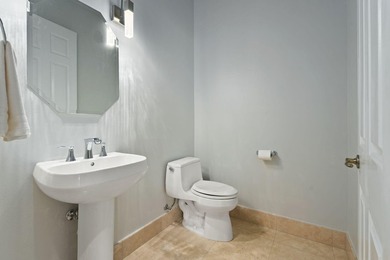 Welcome to this exquisite, move-in ready, custom-built courtyard - photo 20