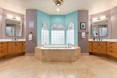 Welcome to this exquisite, move-in ready, custom-built courtyard - photo 25