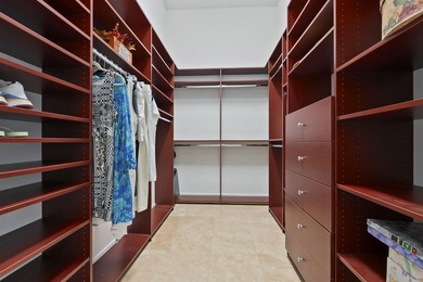 Welcome to this exquisite, move-in ready, custom-built courtyard - photo 28