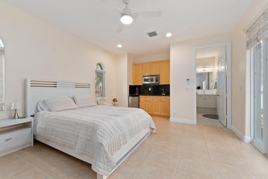 Welcome to this exquisite, move-in ready, custom-built courtyard - photo 31