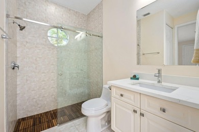Welcome to this exquisite, move-in ready, custom-built courtyard - photo 32