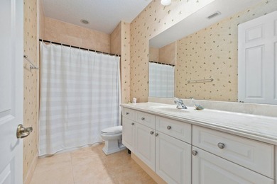 Welcome to this exquisite, move-in ready, custom-built courtyard - photo 36