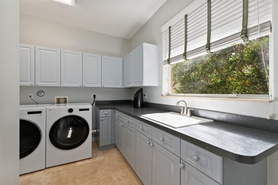 Welcome to this exquisite, move-in ready, custom-built courtyard - photo 37