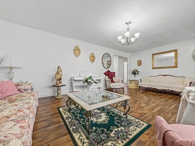 Comfortable one level home with great mountain views. Most of - photo 12
