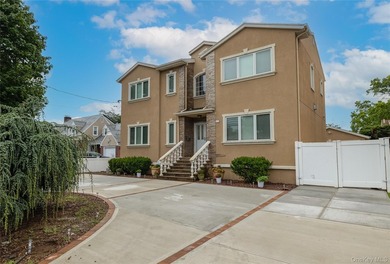Custom-built Oceanside Colonial with 4 bedrooms, 2.5 baths and - photo 1