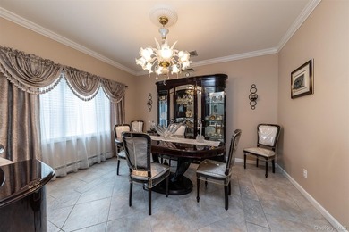 Custom-built Oceanside Colonial with 4 bedrooms, 2.5 baths and - photo 4