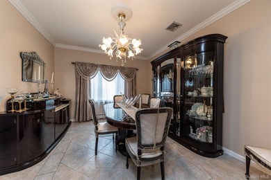 Custom-built Oceanside Colonial with 4 bedrooms, 2.5 baths and - photo 5