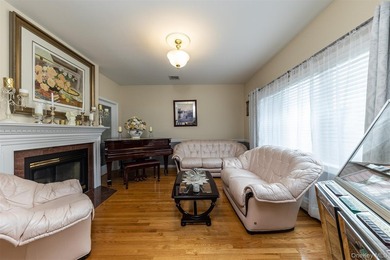 Custom-built Oceanside Colonial with 4 bedrooms, 2.5 baths and - photo 6