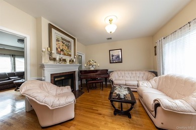 Custom-built Oceanside Colonial with 4 bedrooms, 2.5 baths and - photo 7