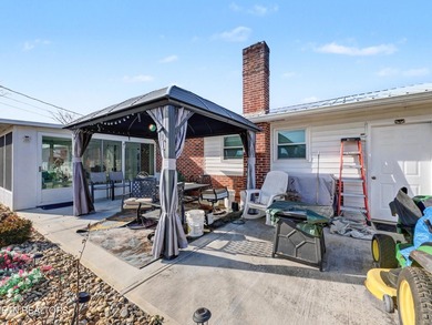 Comfortable one level home with great mountain views. Most of - photo 47