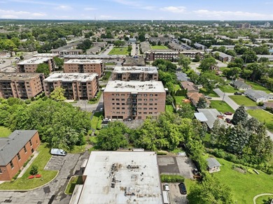 This move-in ready bed, 2-bath condominium offers bright - photo 22