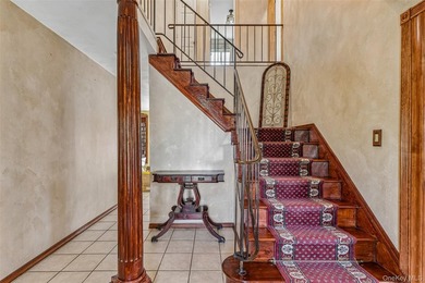 Spacious Colonial In East Patchogue Awaits! This 9-room Colonial - photo 4