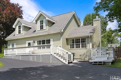 Experience the best of Chain O'Lakes living in this beautifully - photo 2
