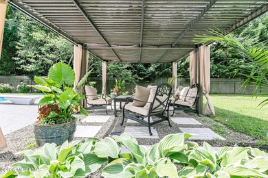 Welcome to one of Rumson's most coveted neighborhoods. Set on a - photo 38