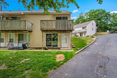 Gorgeous, move-in-ready, end-unit townhouse with 2 bedrooms, 1.5 - photo 25