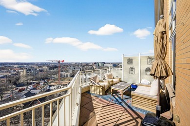 Don't miss this rare and stunning two-level corner penthouse - photo 41