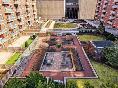 Don't miss this rare and stunning two-level corner penthouse - photo 45