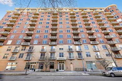 Don't miss this rare and stunning two-level corner penthouse - photo 46