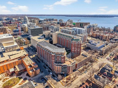 Don't miss this rare and stunning two-level corner penthouse - photo 48
