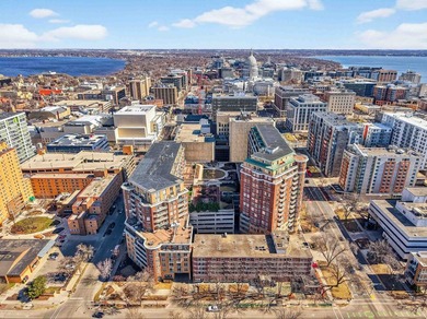 Don't miss this rare and stunning two-level corner penthouse - photo 49