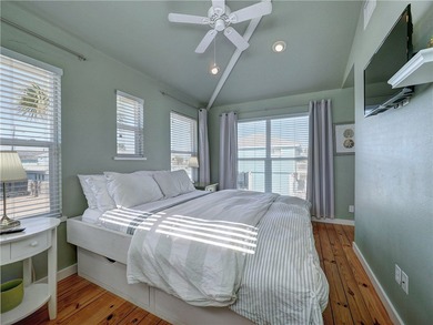 Attractive four bedrooms, 3.5 baths, free standing condo located - photo 15
