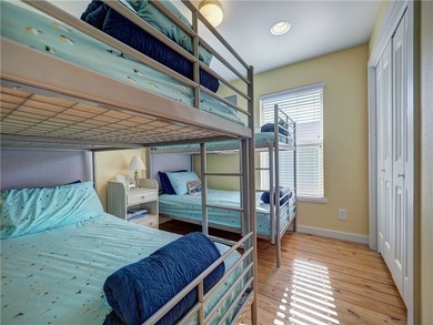 Attractive four bedrooms, 3.5 baths, free standing condo located - photo 16
