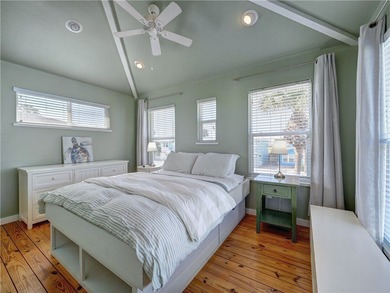 Attractive four bedrooms, 3.5 baths, free standing condo located - photo 17
