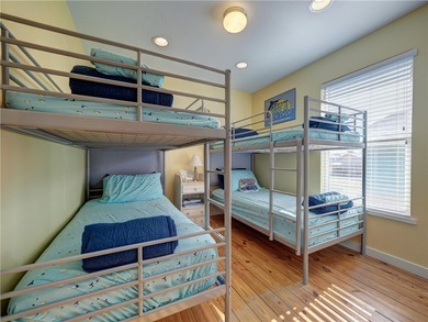 Attractive four bedrooms, 3.5 baths, free standing condo located - photo 19
