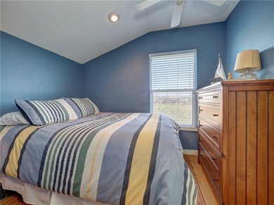 Attractive four bedrooms, 3.5 baths, free standing condo located - photo 22