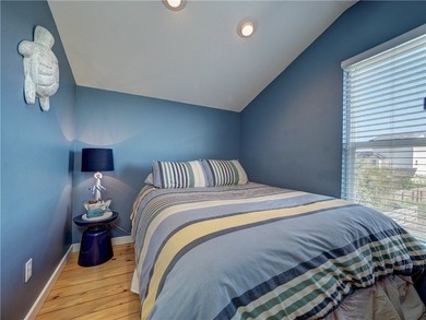 Attractive four bedrooms, 3.5 baths, free standing condo located - photo 23