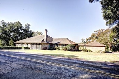 This rare offering showcases a stunning, high-end lakefront - photo 3