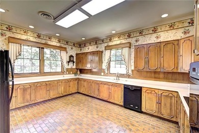 This rare offering showcases a stunning, high-end lakefront - photo 7
