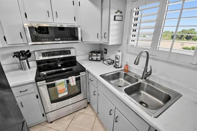 This versatile coastal two bedroom/2 bathrooms retreat offers - photo 12