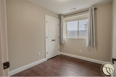 A gorgeously maintained home. A sprawling spacious living room - photo 22