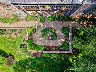 Offered for sale by its original owners, this traditional custom - photo 13