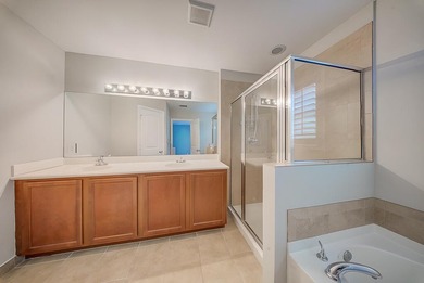 Beautifully maintained 3-bedroom, 2.5-bathroom townhouse with a - photo 18