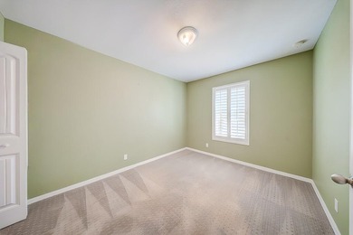 Beautifully maintained 3-bedroom, 2.5-bathroom townhouse with a - photo 19