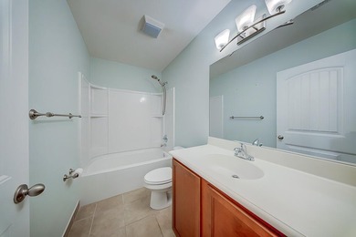 Beautifully maintained 3-bedroom, 2.5-bathroom townhouse with a - photo 20