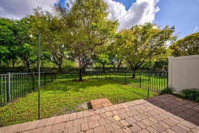 Beautifully maintained 3-bedroom, 2.5-bathroom townhouse with a - photo 24