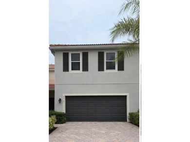 Beautifully maintained 3-bedroom, 2.5-bathroom townhouse with a - photo 34