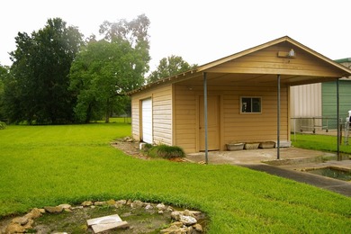 This 3/2/2 home offers incredible potential and plenty of space - photo 17