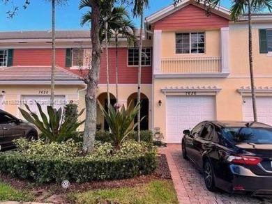 Lake Townhome/Townhouse For Sale in Davie, Florida