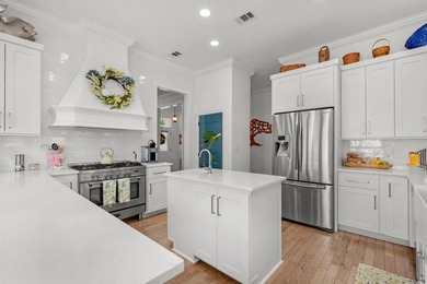 Blending relaxed elegance with unmistakable waterfront charm - photo 25