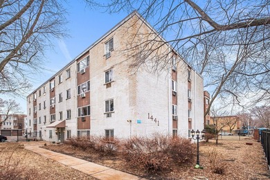 Exceptional opportunity. Rentals are permitted and Investors are - photo 1