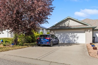 Welcome to this inviting half-duplex in a beautiful neighborhood - photo 1