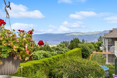 Welcome to this inviting half-duplex in a beautiful neighborhood - photo 2