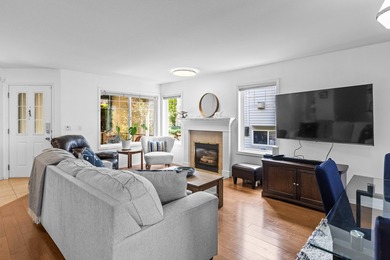 Welcome to this inviting half-duplex in a beautiful neighborhood - photo 3